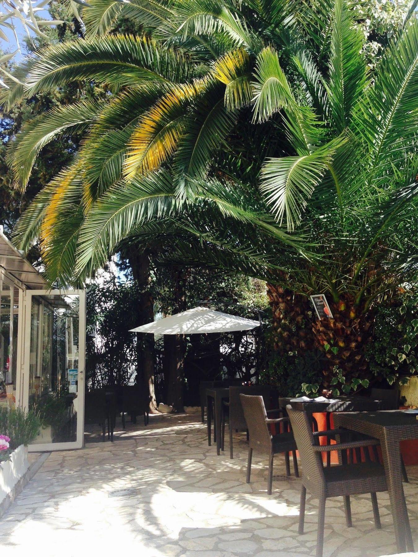 Hotel Le Petit Castel Antibes Exteriör bild
